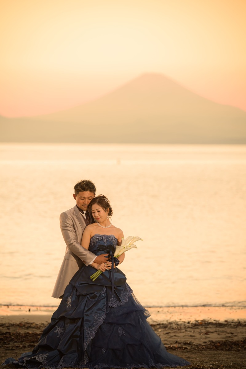 富士山をバックに