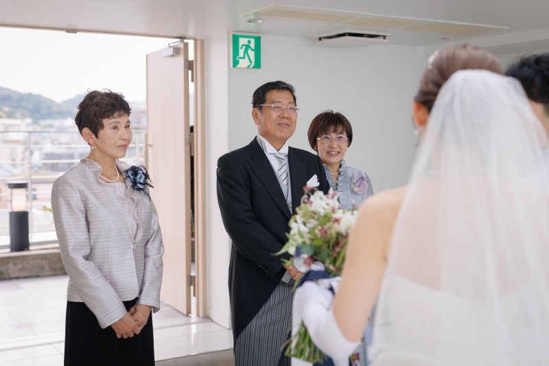 家族に見守られる挙式風シーン