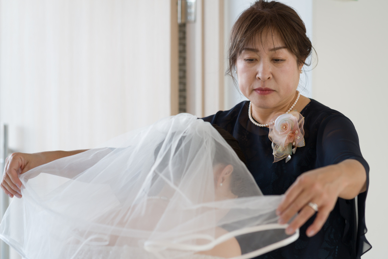 母の手が整える誓い