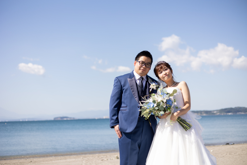 海辺に映える純白のドレス