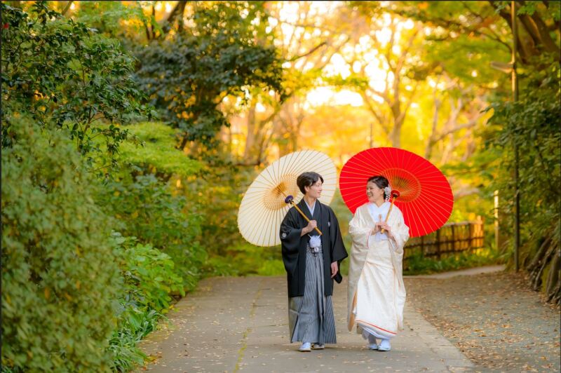 夕陽に染まる木々の中で