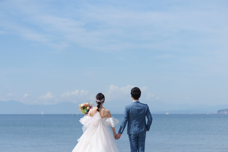 海を背景に誓う、ふたりの未来