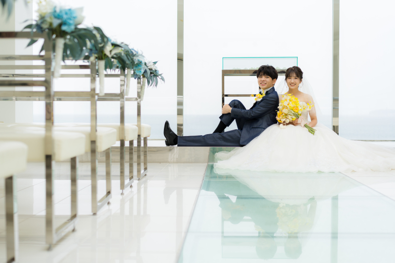 チャペルで寄り添うふたり