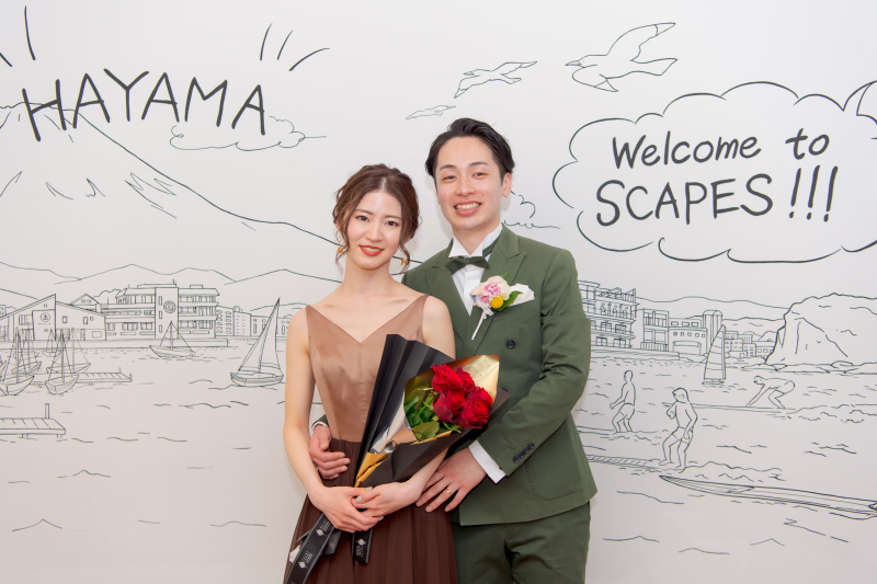 アートウォールの前で