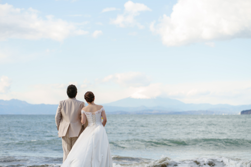 寄り添う後ろ姿