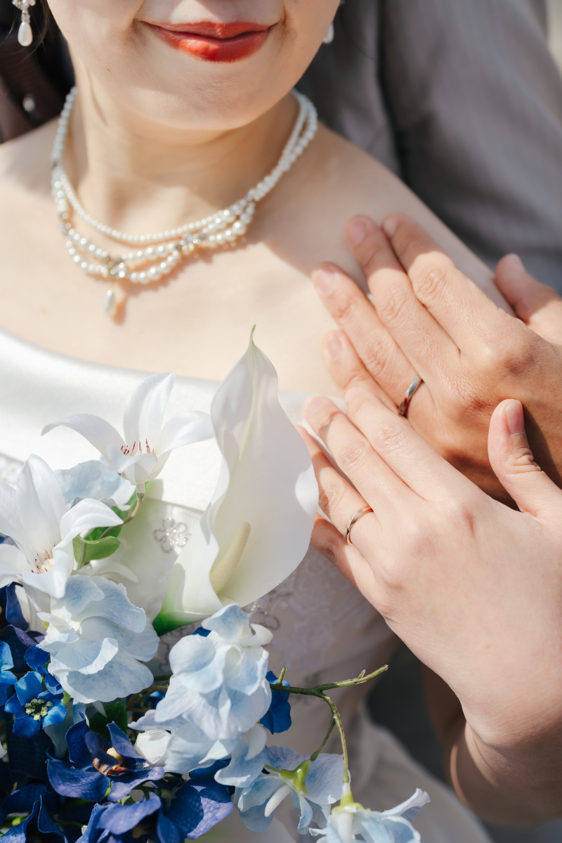 重なる手と輝くリング