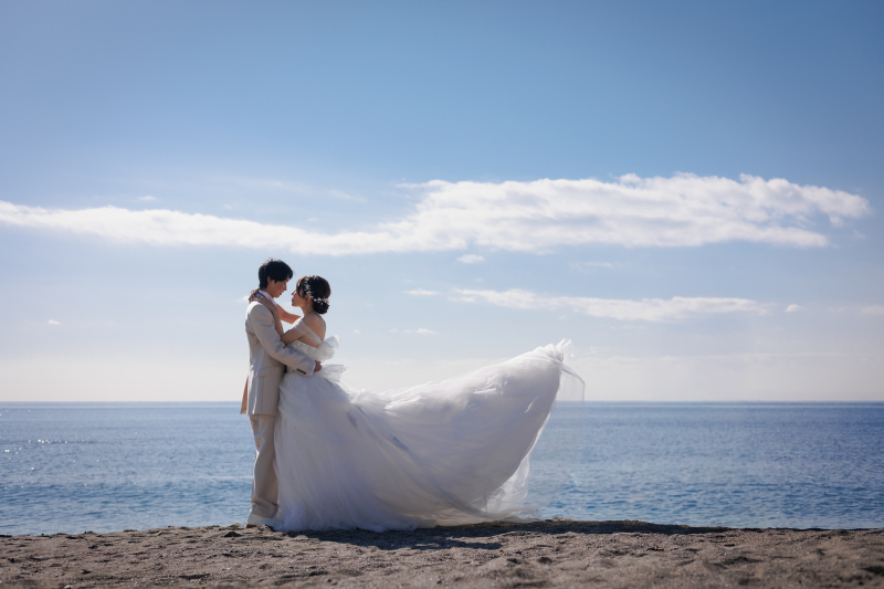 風になびくドレス