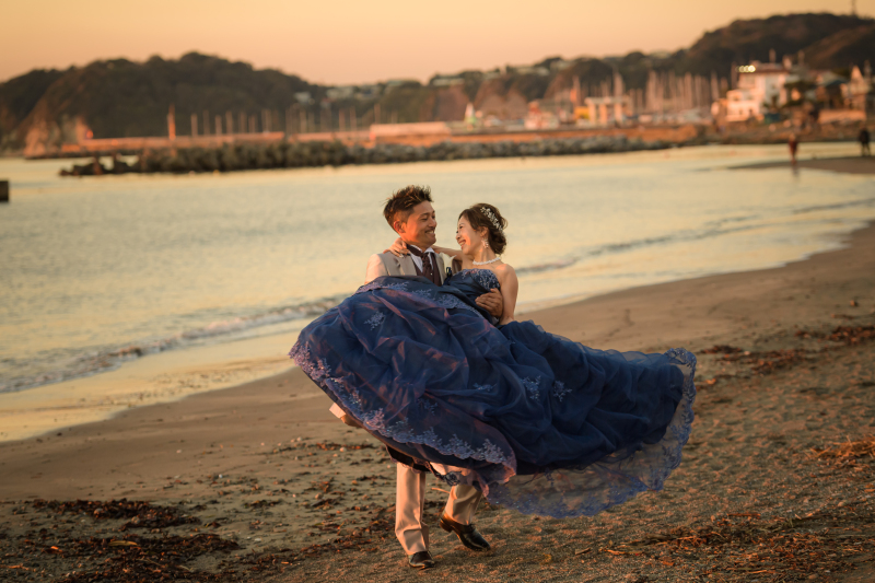 大人花嫁に仕上がる、落ち着いた色合いのドレス