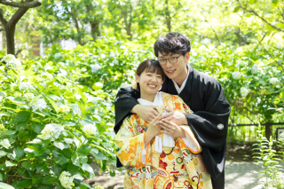  日本の伝統美を取り入れた、豪華な柄が魅力的な和装