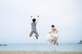 海に向かって思いっきりジャンプ！自分たちらしい素敵な一枚を残しましょう。