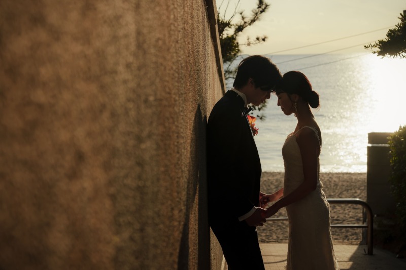 【澄んだ空気の中で海で夕景&チャペル２ロケフォトプラン】洋装（新郎新婦１着ずつ）・150カット保証、着付・ヘアメイク込