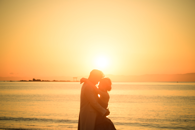 【澄んだ空気の中で海で夕景&チャペル2ロケフォトプラン】洋装(新郎新婦1着ずつ)・150カット保証、着付・ヘアメイク込