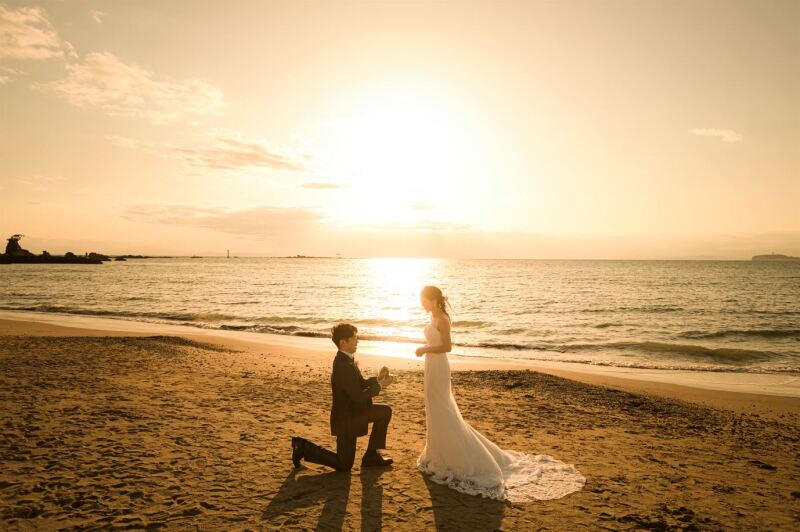 【澄んだ空気の中で海で夕景&チャペル2ロケフォトプラン】洋装(新郎新婦1着ずつ)・150カット保証、着付・ヘアメイク込