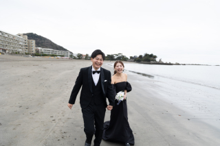 8月撮影まで早割特別価格【森戸海岸撮影プラン】250着以上から選べる上質ドレス&times;タキシード・ヘアメイク・データ100枚レタッチ済