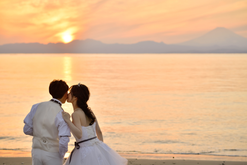 【澄んだ空気の中で海で夕景&チャペル2ロケフォトプラン】洋装(新郎新婦1着ずつ)・150カット保証、着付・ヘアメイク込