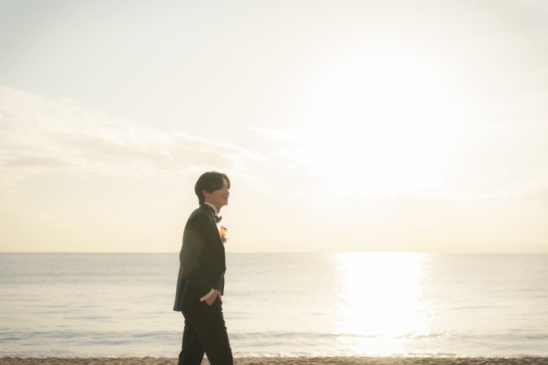 【澄んだ空気の中で海で夕景&チャペル２ロケフォトプラン】洋装（新郎新婦１着ずつ）・150カット保証、着付・ヘアメイク込