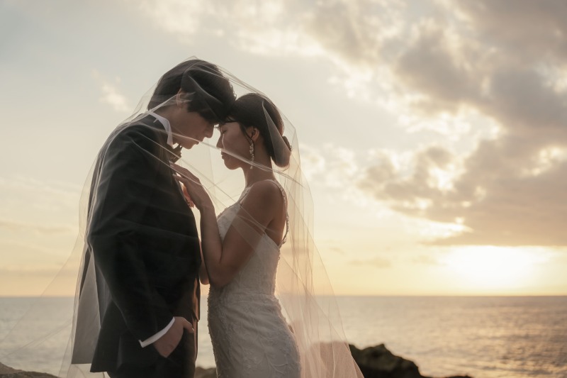 【澄んだ空気の中で海で夕景&チャペル２ロケフォトプラン】洋装（新郎新婦１着ずつ）・150カット保証、着付・ヘアメイク込