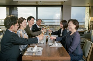 ※土日開催もご相談ください【フォト&両家顔合せランチ付き】洋装1着ずつ、チャペル・館内撮影、お食事･乾杯酒6名分、データ100枚