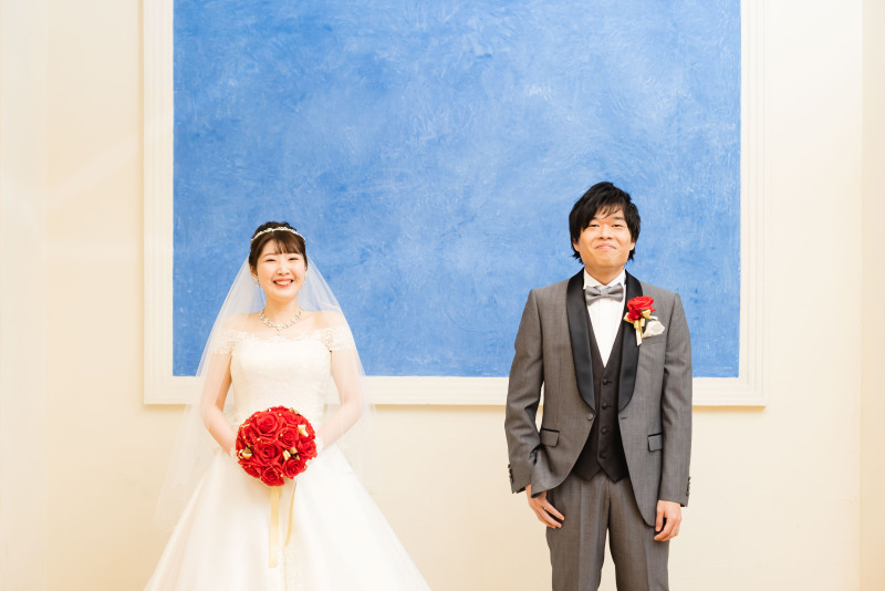 青い壁の前で撮影すると幸せになる!?