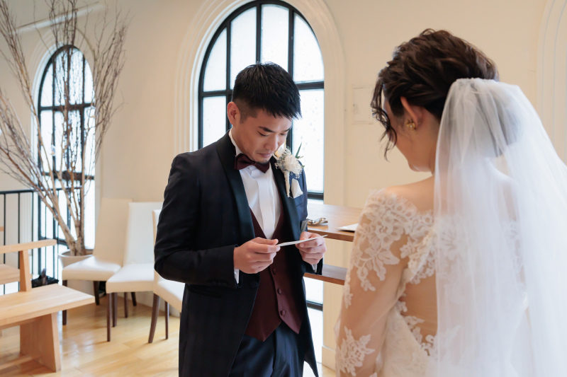 真剣に読むご新郎様!