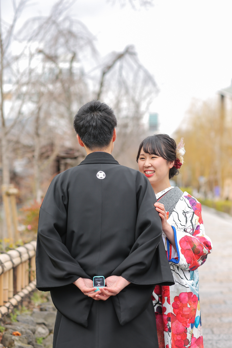 ご新郎様の手には…