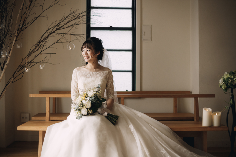 大きな窓から差し込む、自然な光だけで撮る特別な一枚