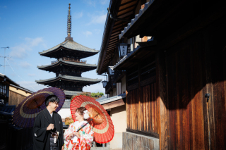 京都の町並みで自然体のおふたりを撮影