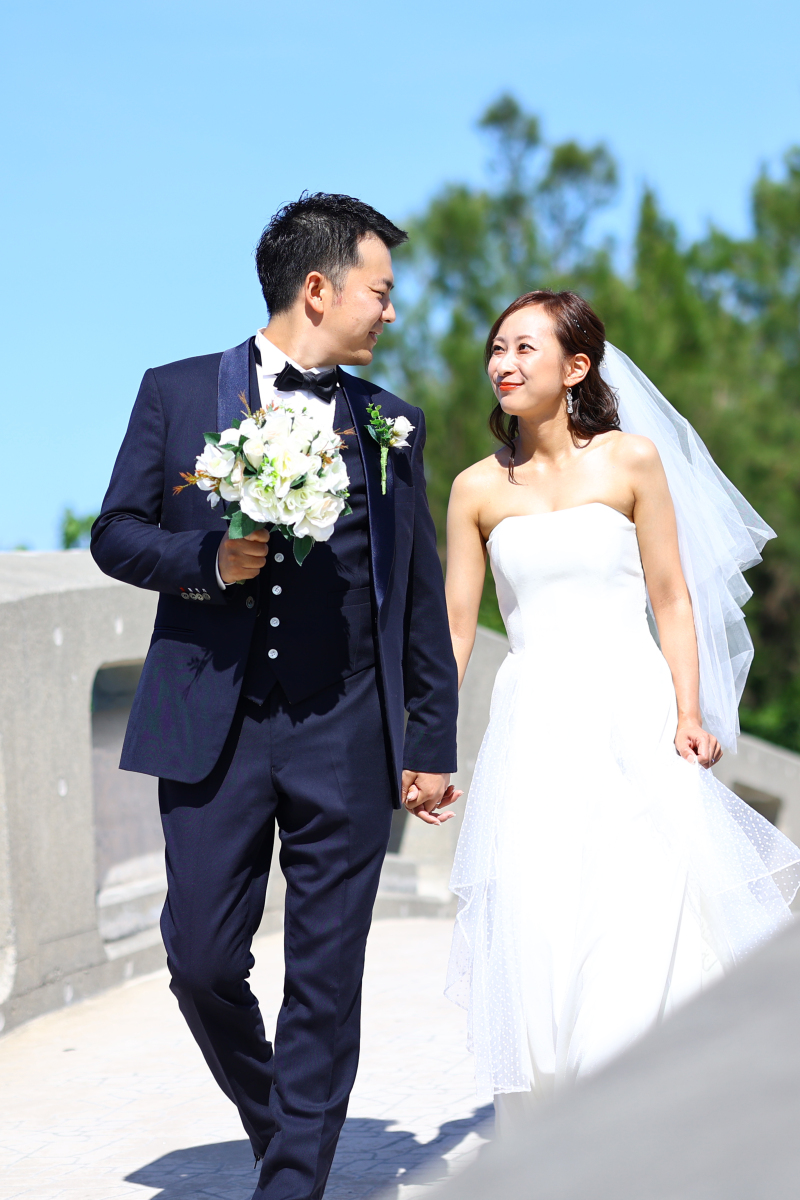 おふたり見つめあって、自然にこぼれた笑顔が素敵です♡