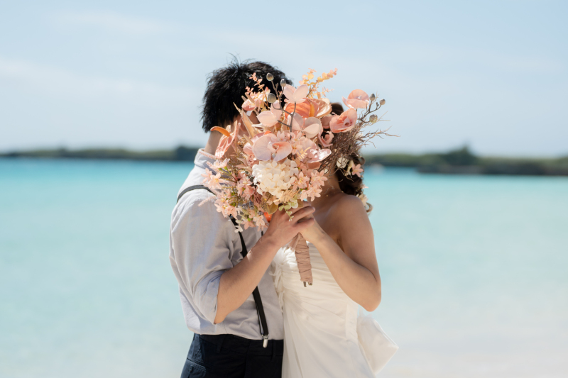 ブーケでお顔を隠して♪