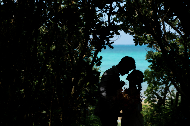 ビーチに続くトンネル