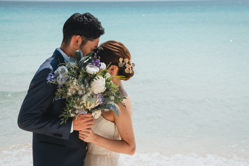 ブーケで顔隠し♡