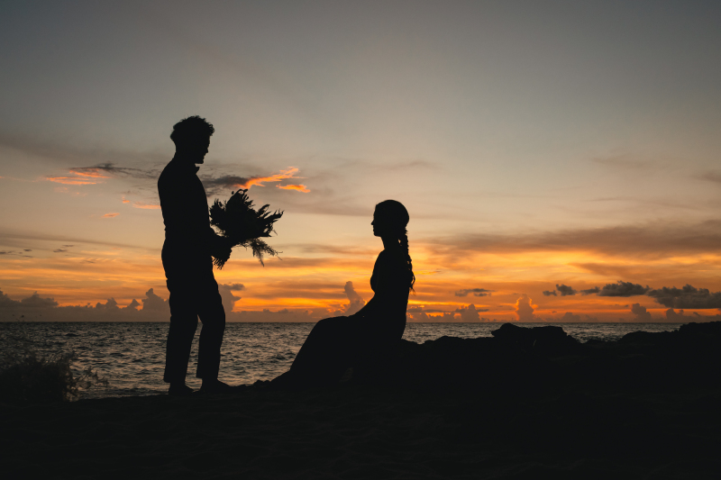 ラストはブーケを贈るプロポーズシーンのポージング