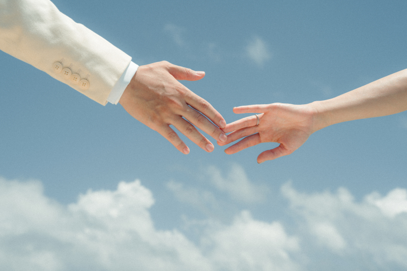 手を取り合って