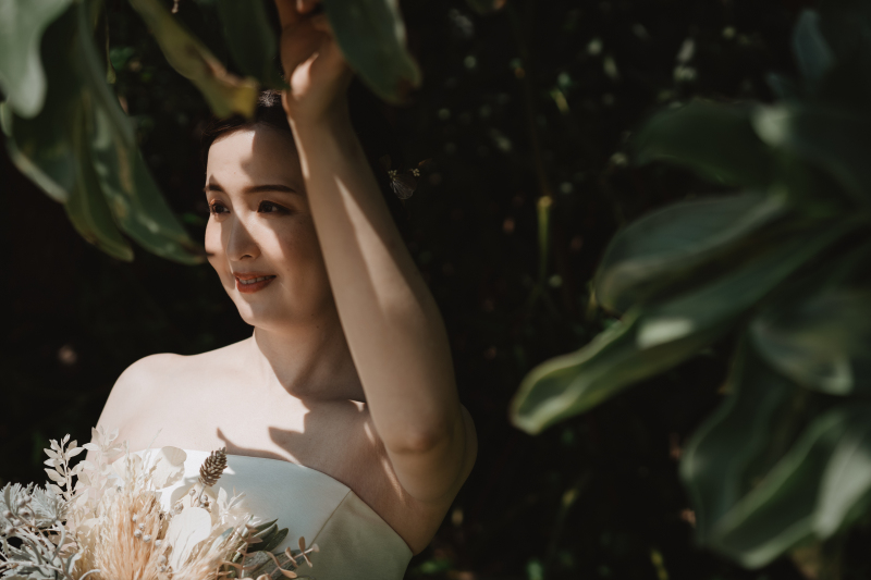 緑の中で新婦様ソロショット