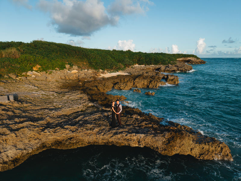 ドローンショットはダイナミックな崖の上からも撮影