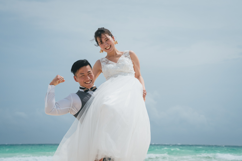 新婦様を担ぐ新郎様