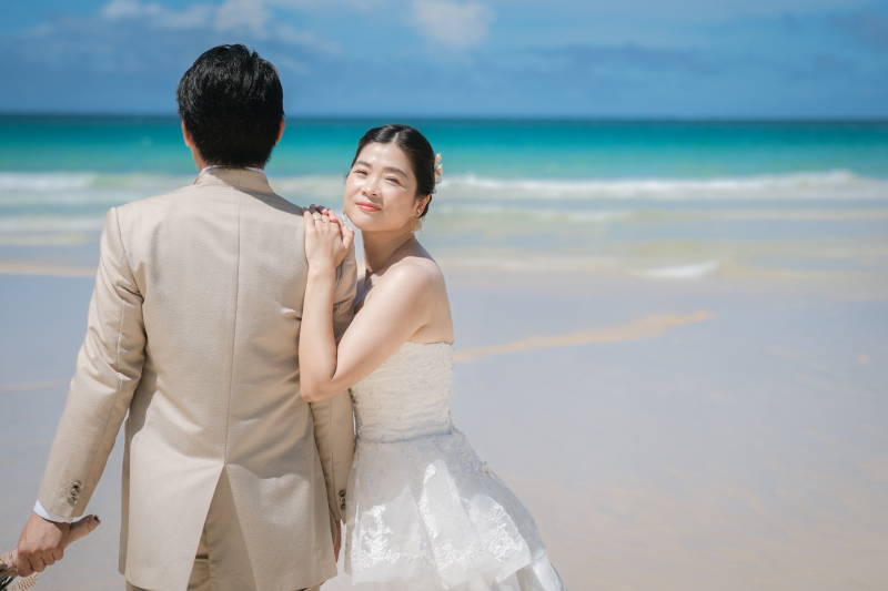 新郎さん越しに