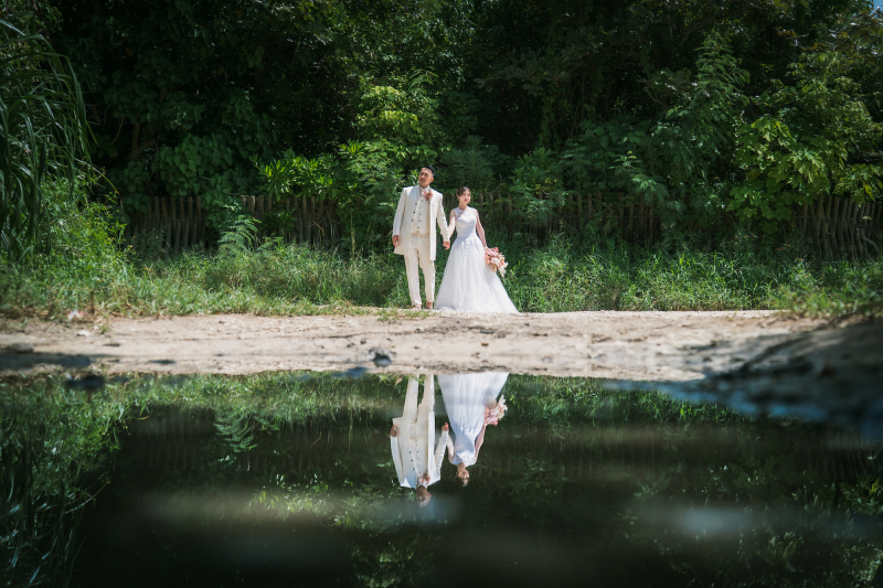 水鏡に映るお二人の姿が美しいリフレクションフォト