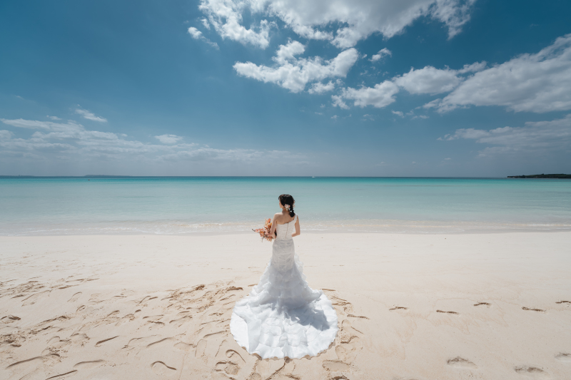 美しいビーチで新婦様ソロショット
