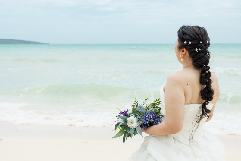 編み下ろしのヘアスタイルが映えてます♡