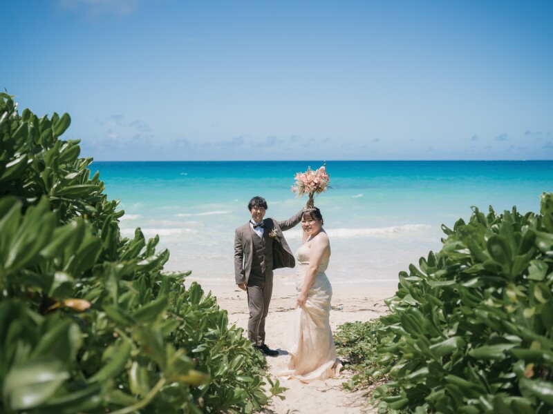 緑に囲まれた道を進むと