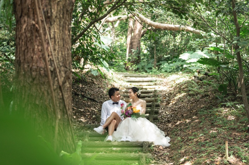 階段に座る可愛らしいショット