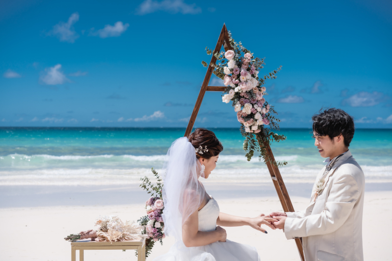 青い海の前で、愛を誓いあう