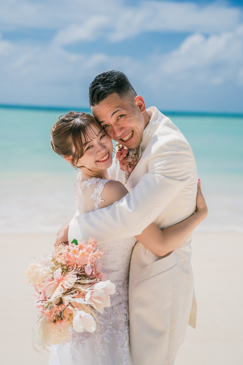 抱きしめ合うお二人の自然な笑顔がとてもハッピー！