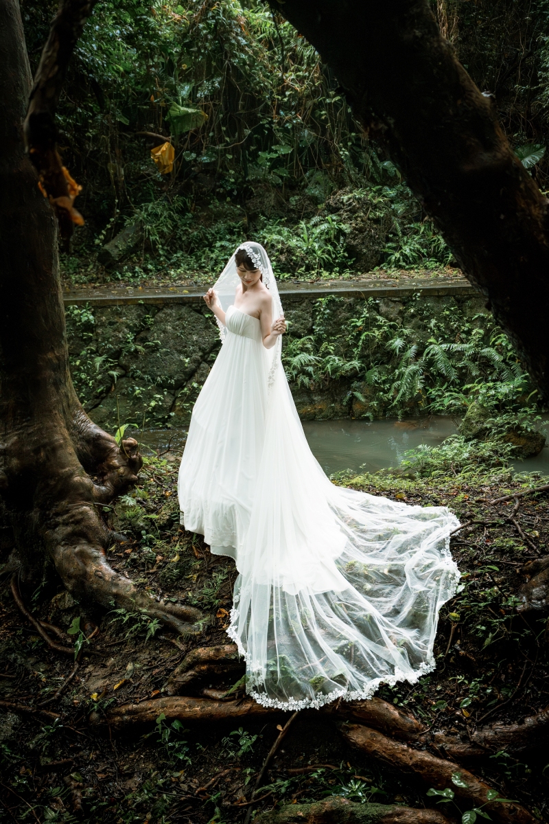 豊かな緑の中でベールを纏ったご新婦の幻想的な一枚