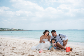 お子様とビーチで砂遊び♪