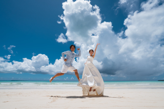 真夏の入道雲を背景に、元気いっぱいなお二人のフォト