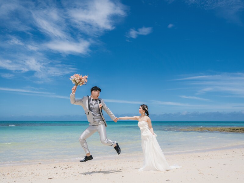 飛んでいきそうな新郎さん