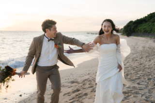 ビーチを走るおふたり