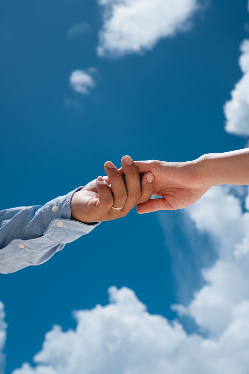 パーツフォトの定番、青空を背景にした手繋ぎカット